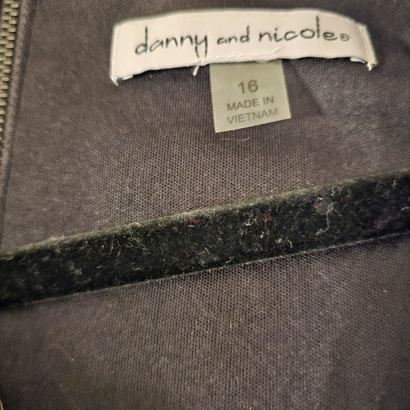 Beautiful lacey dress in red and black floral size 16 worn once - Picture 2 of 3